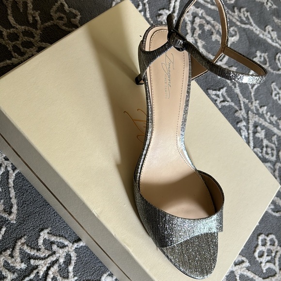 Beautiful kitten heel platinum colored sandals for dressy occasion. Only worn 2X - Picture 8 of 8